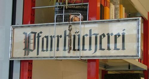 Pfarrbücherei - altes Schild bei einem Regal